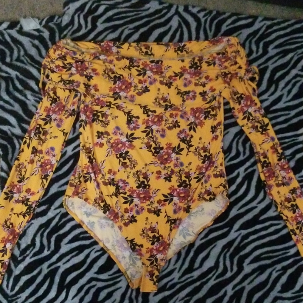 Snap crotch flowery shirt